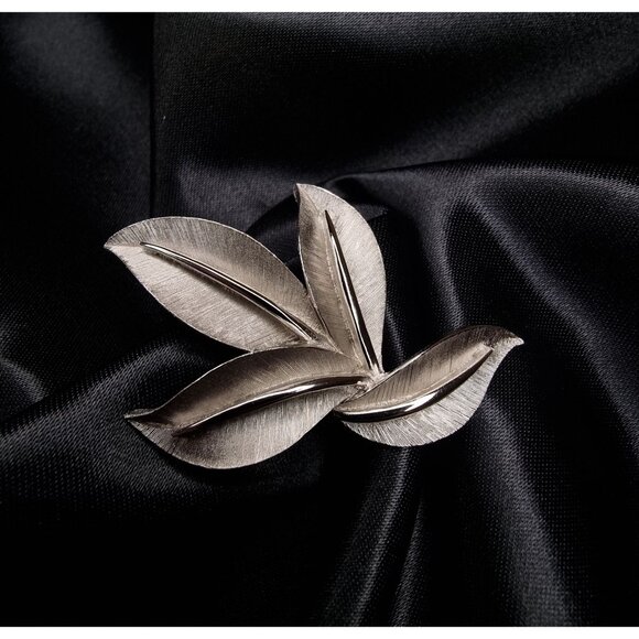 Vintage Crown Trifari Silver-Tone Leaf Brooch Pin 1960s Elegant Design - Picture 4 of 6